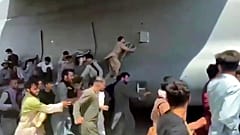 Am Flughafen Kabul: Verzweifelte Menschen klammern sich an eine US-Flugzeug