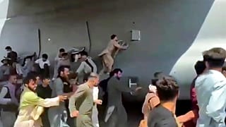 Am Flughafen Kabul: Verzweifelte Menschen klammern sich an eine US-Flugzeug