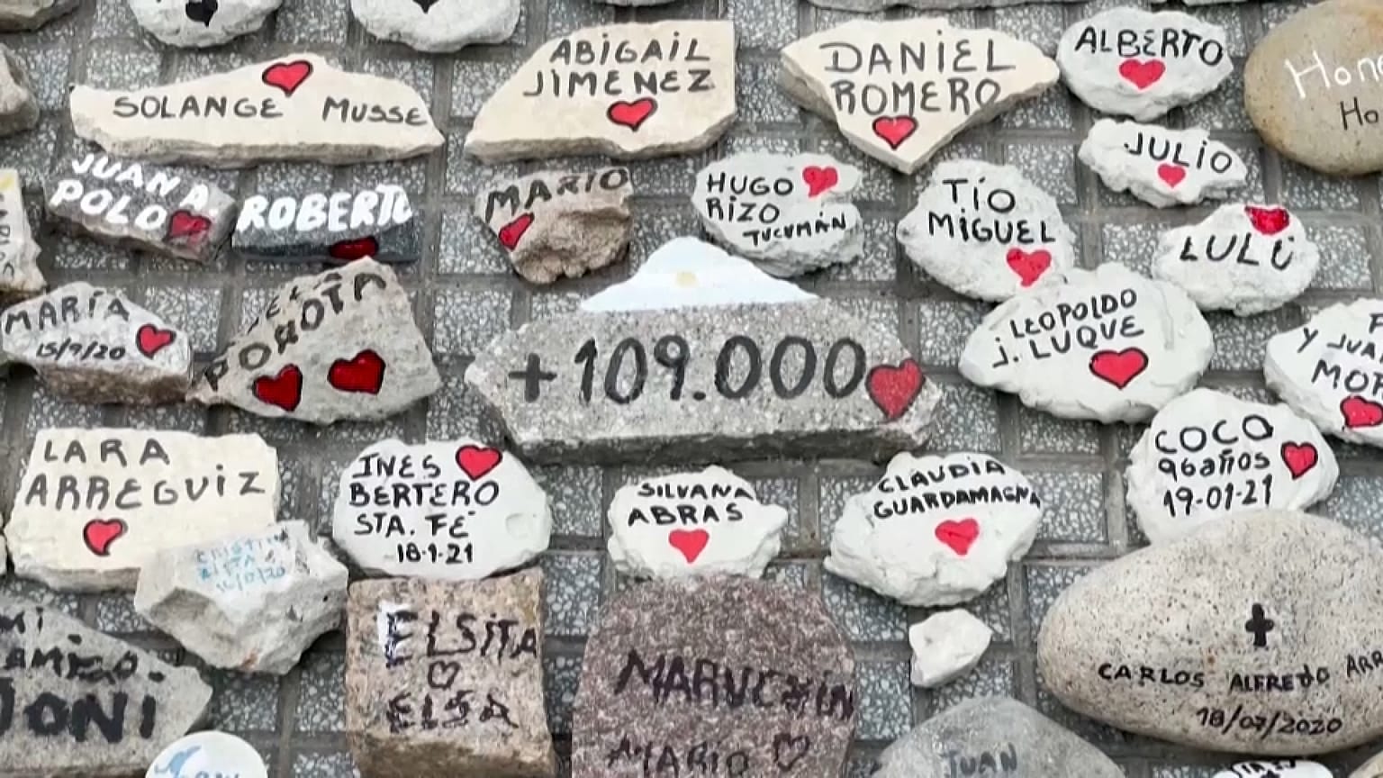 Nombres de algunas de las miles de víctimas mortales de la covid-19 en Argentina. 