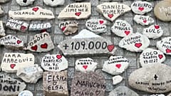 Nombres de algunas de las miles de víctimas mortales de la covid-19 en Argentina. 