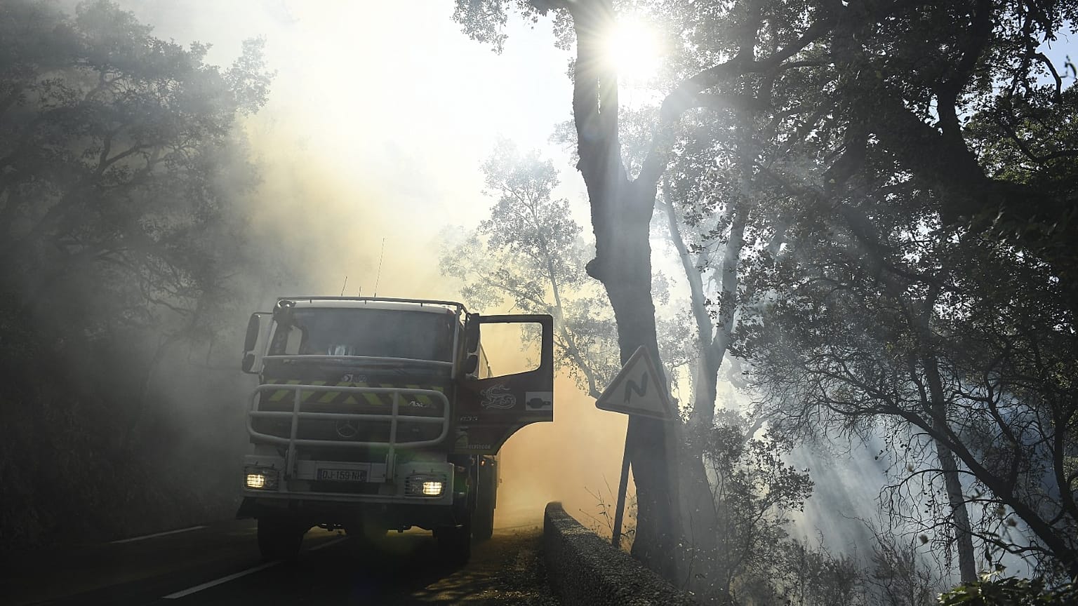 Véhicule de pompiers déployé sur le commune de Gonfaron, dans le département du Var, pour lutter contre un feu qui fait rage dans cette région du sud de la France, le 17 août 