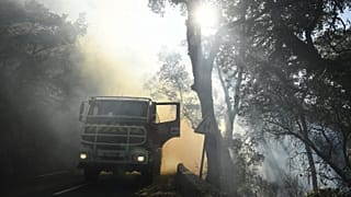 Véhicule de pompiers déployé sur le commune de Gonfaron, dans le département du Var, pour lutter contre un feu qui fait rage dans cette région du sud de la France, le 17 août 