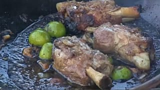 À mesa com pratos minoicos