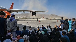 مطار كابول حيث احتشد آلاف الأشخاص في مطار المدينة في محاولة للفرار، أفغانستان، 16 أغسطس 2021