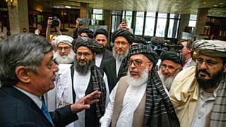 ضمیر کابلوف، فرستاده کرملین در افغانستان به همراه برخی از رهبران طالبان