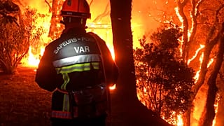 Un pompier du Var lutte contre un incendie près de Toulon, France, le mardi 17 août 2021. 