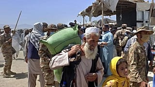 Soldati pakistani di guardia al confine con l'Afghanistan