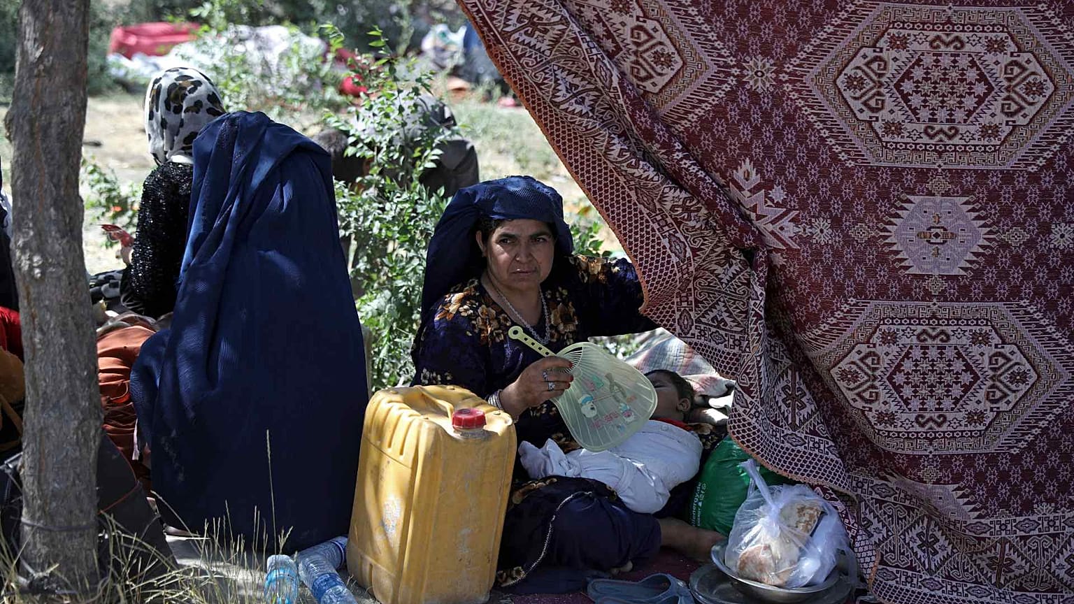 امرأة أفغانية نازحة داخليا من مقاطعة شمالية، هربت من منزلها بسبب القتال بين طالبان وقوات الأمن الأفغانية، كابول، أفغانستان، الاثنين 9 أغسطس 2021