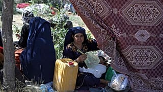 امرأة أفغانية نازحة داخليا من مقاطعة شمالية، هربت من منزلها بسبب القتال بين طالبان وقوات الأمن الأفغانية، كابول، أفغانستان، الاثنين 9 أغسطس 2021