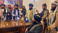 Tálib harcosok az afganisztáni palotában Kabulban