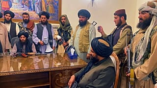 Tálib harcosok az afganisztáni palotában Kabulban
