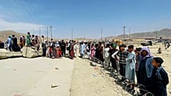 مئات الأشخاص خارج المطار الدولي في كابول، أفغانستان.