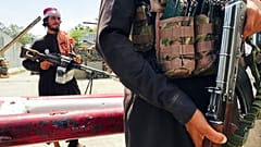 Başkent Kabil'de ABD Büyükelçiliği yakınındaki Taliban milisleri.