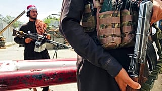 Başkent Kabil'de ABD Büyükelçiliği yakınındaki Taliban milisleri.