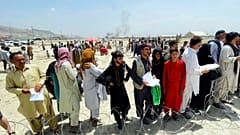Menschen warten an der Absperrung am Flughafen von Kabul