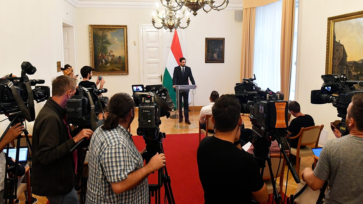 Bejelentés a magyar mentőakcióról a sajtótájékoztatón
