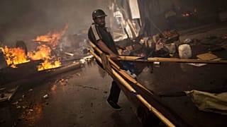 أحد أنصار الرئيس المصري المعزول محمد مرسي في ميدان رابعة العدوية بحي مدينة نصر بالقاهرة، مصر، الأربعاء 14 أغسطص/ آب 2013