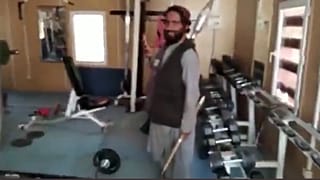 صورة لمسلح طالبان داخل قاعة الرياضة بالقصر الرئاسي