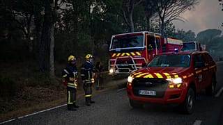 Пожары под Сен-Тропе: Макрон прервал отпуск
