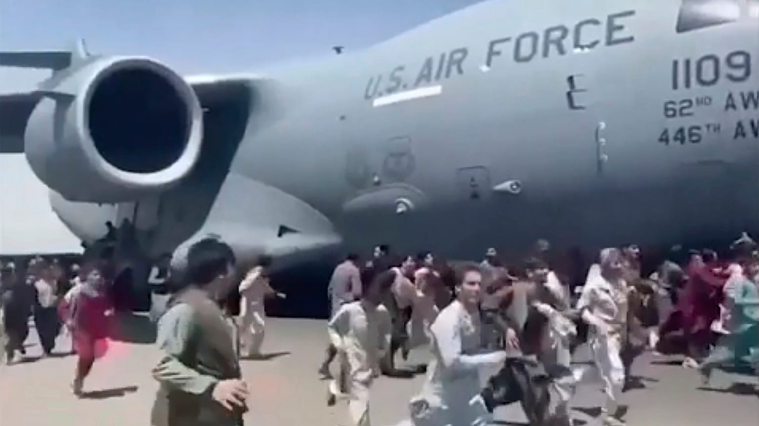 طائرة نقل تابعة للقوات الجوية الأمريكية من طراز C-17 أثناء إقلاعها على مدرج مطار كابول الدولي  في أفغانستان يوم الاثنين  16 أغسطس 2021