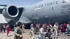 طائرة نقل تابعة للقوات الجوية الأمريكية من طراز C-17 أثناء إقلاعها على مدرج مطار كابول الدولي  في أفغانستان يوم الاثنين  16 أغسطس 2021