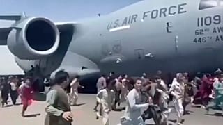 طائرة نقل تابعة للقوات الجوية الأمريكية من طراز C-17 أثناء إقلاعها على مدرج مطار كابول الدولي في أفغانستان يوم الاثنين 16 أغسطس 2021