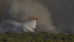 Un avión cisterna trabaja en las tareas de extinción en Saint-Tropez, Francia. 