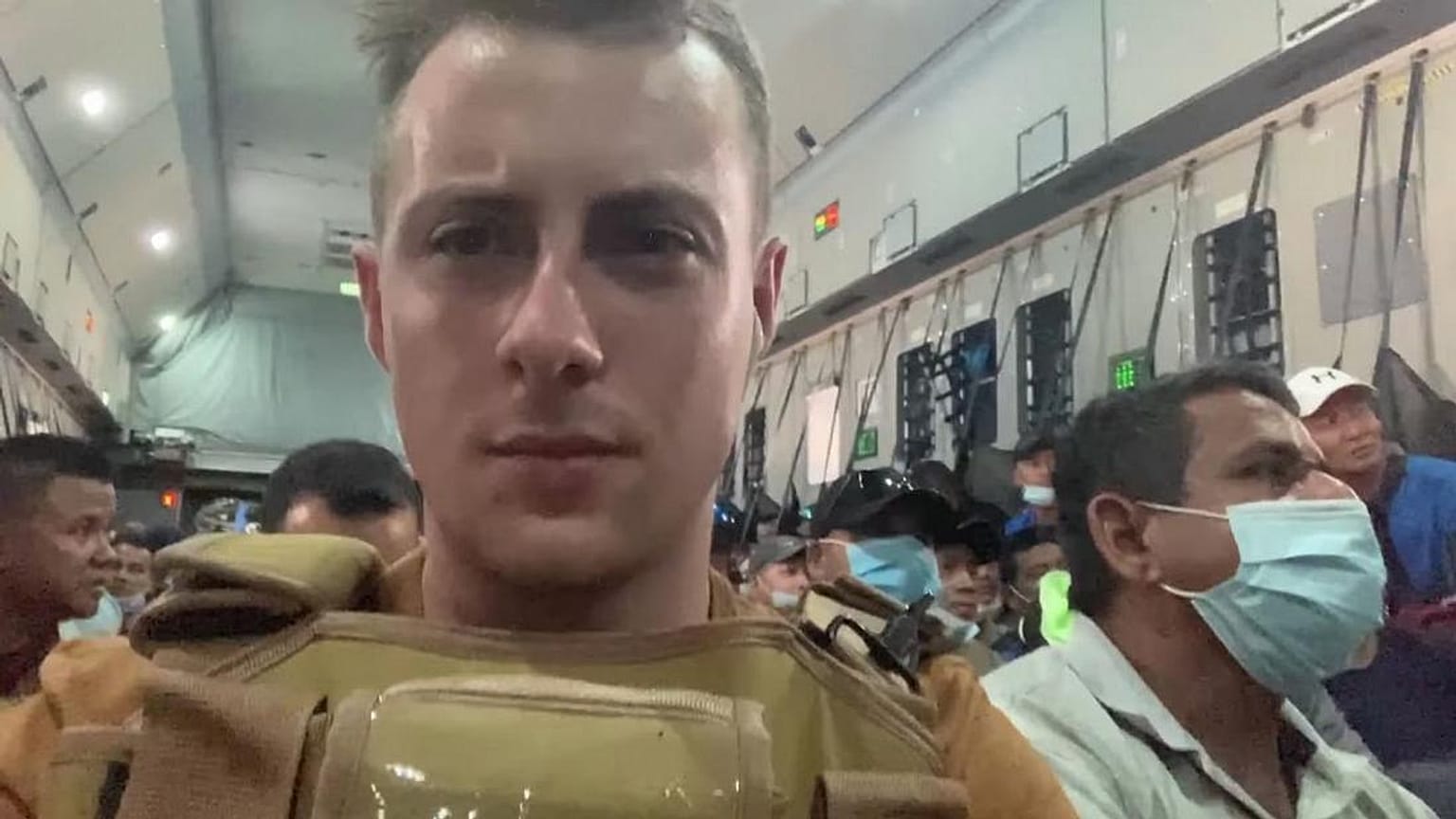 Mile Routledge a bordo de un vuelo de evacuación