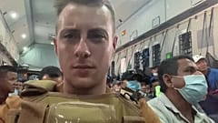 Mile Routledge a bordo de un vuelo de evacuación