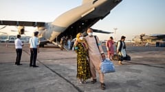 Zwei Personen, die von der Bundeswehr nach Taschkent ausgeflogen wurden