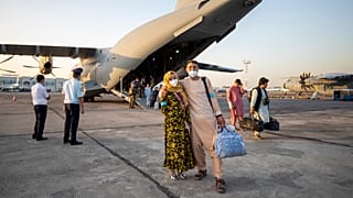 Zwei Personen, die von der Bundeswehr nach Taschkent ausgeflogen wurden