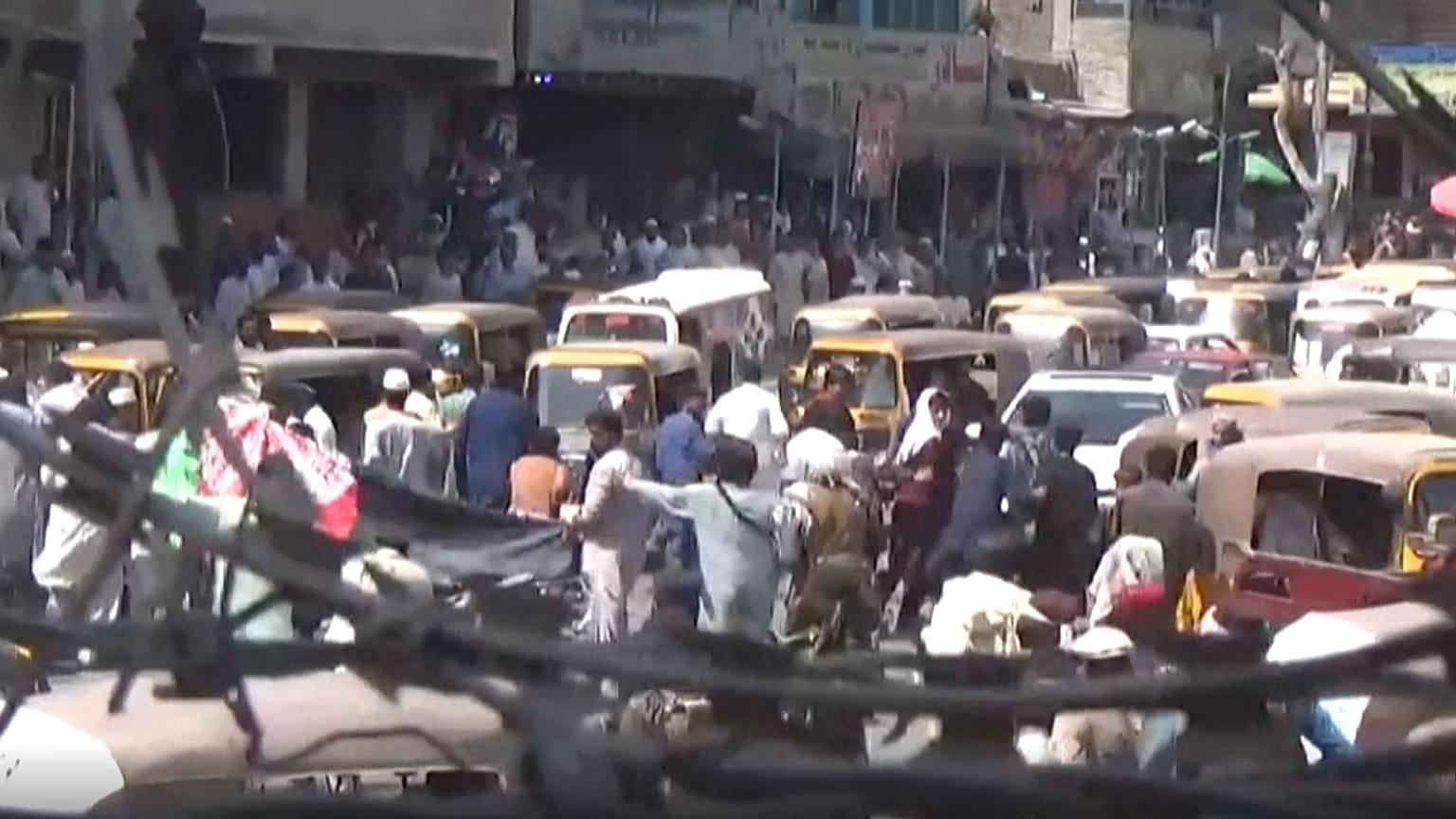 Manifestants, à Jalalabad, courant après que les talibans ont ouvert le feu sur la foule, le 18 août 2021