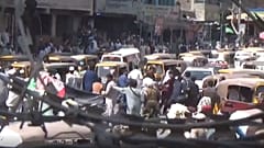 Manifestants, à Jalalabad, courant après que les talibans ont ouvert le feu sur la foule, le 18 août 2021