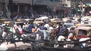 Manifestants, à Jalalabad, courant après que les talibans ont ouvert le feu sur la foule, le 18 août 2021