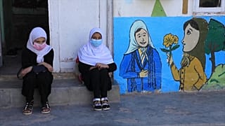 فتيات يعدن الى المدرسة في هرات في ظل حكم طالبان