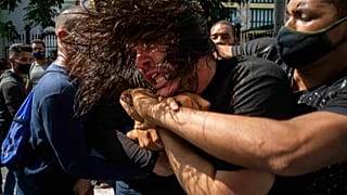 Civil ruhás rendőrök őrizetbe vesznek egy kormányellenes tüntetőt a magas árak, élelmiszerhiány és áramkimaradások miatt tartott tüntetésen, július 11-én