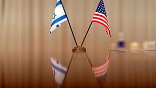 العلمان الأمريكي  والإسرائيلي - بايدن يستقبل رئيس الوزراء الإسرائيلي في 26 آب / اغسطس