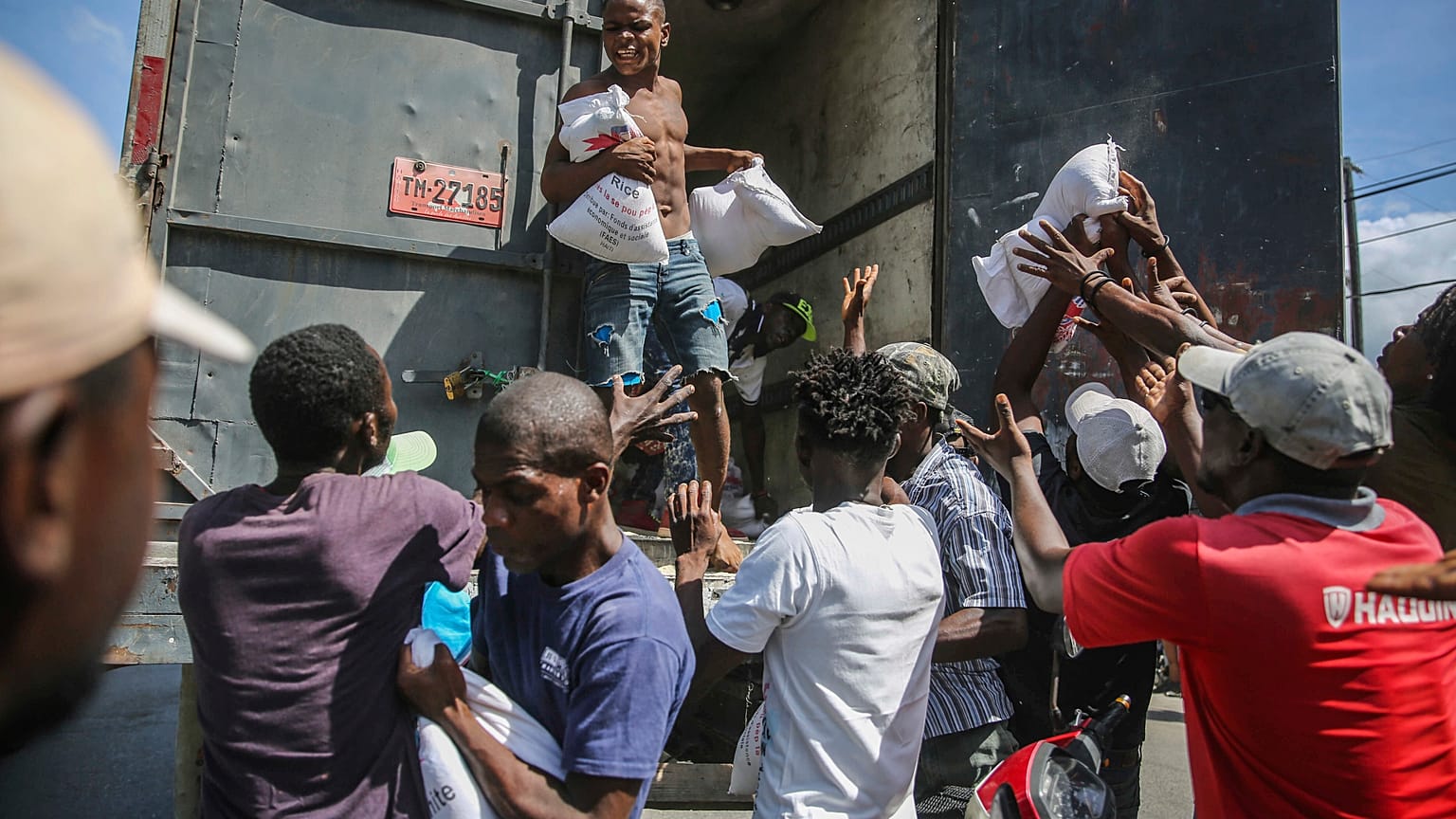 Se distribuye arroz a los residentes de Les Cayes, Haití. Foto tomada el 16 de agosto de 2021, dos días después del terremoto de 7,2 grados de magnitud.