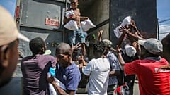 Se distribuye arroz a los residentes de Les Cayes, Haití. Foto tomada el 16 de agosto de 2021, dos días después del terremoto de 7,2 grados de magnitud.