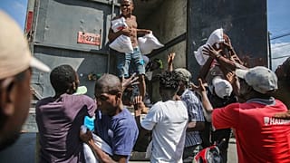 Se distribuye arroz a los residentes de Les Cayes, Haití. Foto tomada el 16 de agosto de 2021, dos días después del terremoto de 7,2 grados de magnitud.