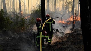France : le violent incendie dans le Var toujours pas "fixé" mais météo favorable