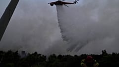 Πυροσβεστικό ελικόπτερο επιχειρεί στη φωτιά στα Βίλια - Αύγουστος 2021