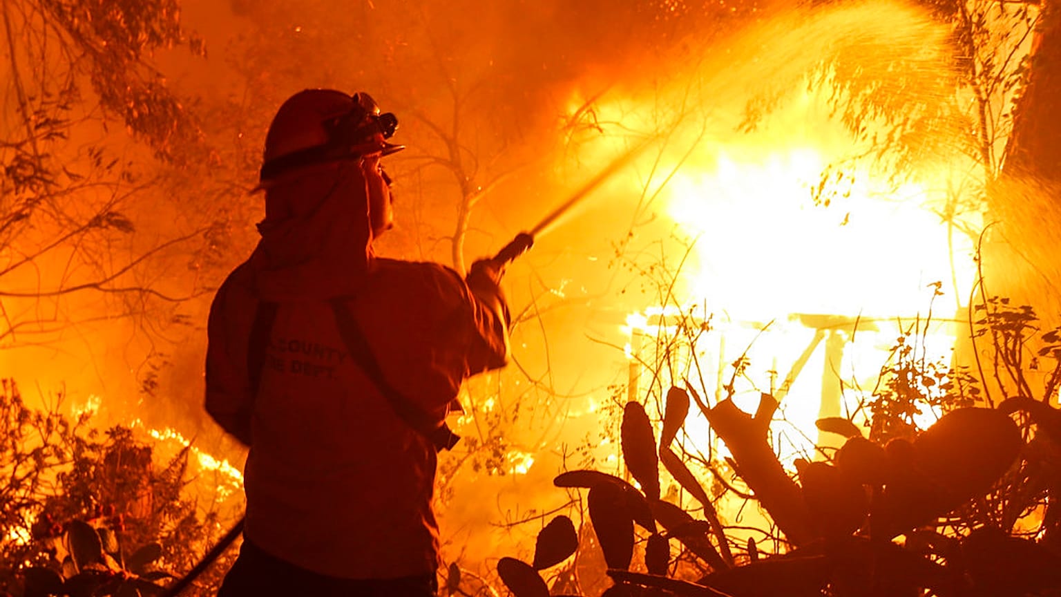 Πυροσβέστης στη φωτιά Woolsey Fire στο Μαλιμπού