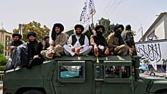 ARŞİV - Taliban savaşçıları, Afganistan'ın başkenti Kabil'deki kutlamalar sırasında bir Humvee'nin çatısında, 15 Ağustos 2025.