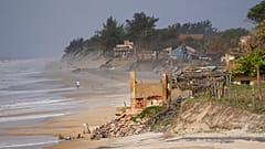 Brésil : ce village de pêcheurs lentement englouti par la mer