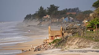 Brésil : ce village de pêcheurs lentement englouti par la mer