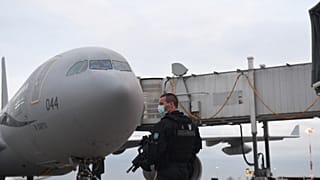 Afganistan'a uçan bir Fransız askeri uçağı ve Fransız jandarması