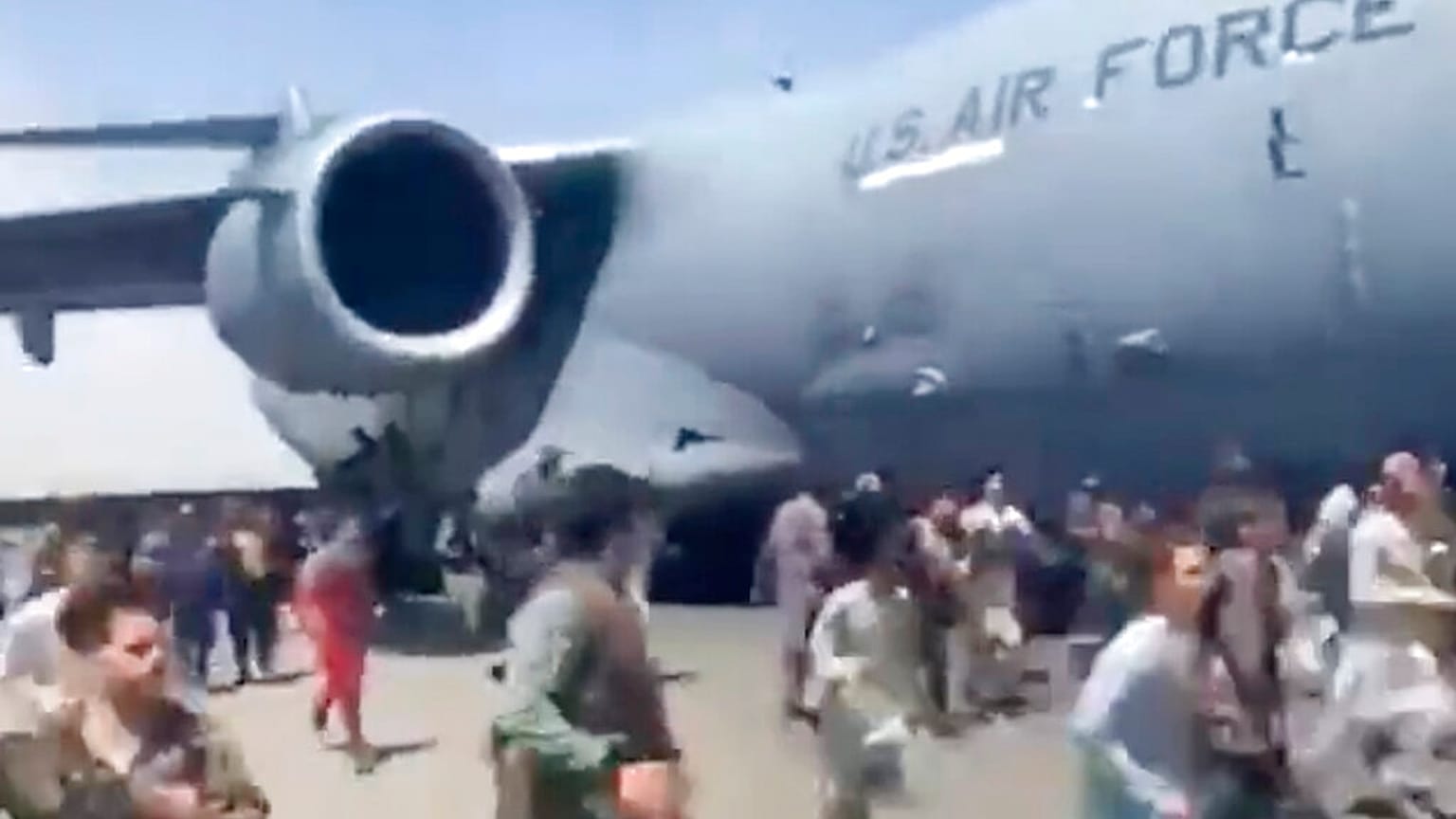 Χιλιάδες πολίτες δίπλασ σε αεροσκάφος C-17 της Αεροπορίας των ΗΠΑ, 16 Αυγούστου 2021