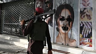 شوهدت جدران صالون آخر مغلق وقد رُشت بطلاء أسود لإخفاء محيا عارضاته المبتسمات، بينما مر أمامه مقاتل من حركة طالبان يقوم بدورية في الشارع وبندقيته على كتفه