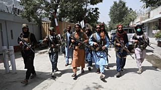 Kabil'in Vezir Ekber Han bölgesinde devriye gezen Taliban militanları / Afganistan